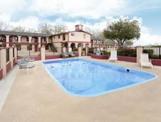 Super 8 By Wyndham Mt Pleasant Motel Mount Pleasant Exterior foto